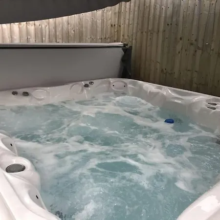 West View, Lakeside, Newby Bridge, 2 Mins Walk To Windermere, Delightful With Hot Tub *