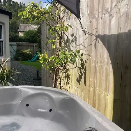 West View, Lakeside, Newby Bridge, 2 Mins Walk To Windermere, Delightful With Hot Tub *