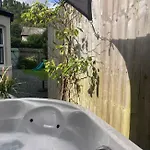 West View, Lakeside, Newby Bridge, 2 Mins Walk To Windermere, Delightful With Hot Tub *