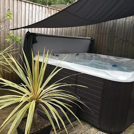 Сasa de vacaciones West View, Lakeside, Newby Bridge, 2 Mins Walk To Windermere, Delightful With Hot Tub