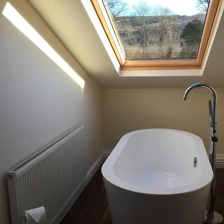 Сasa de vacaciones West View, Lakeside, Newby Bridge, 2 Mins Walk To Windermere, Delightful With Hot Tub